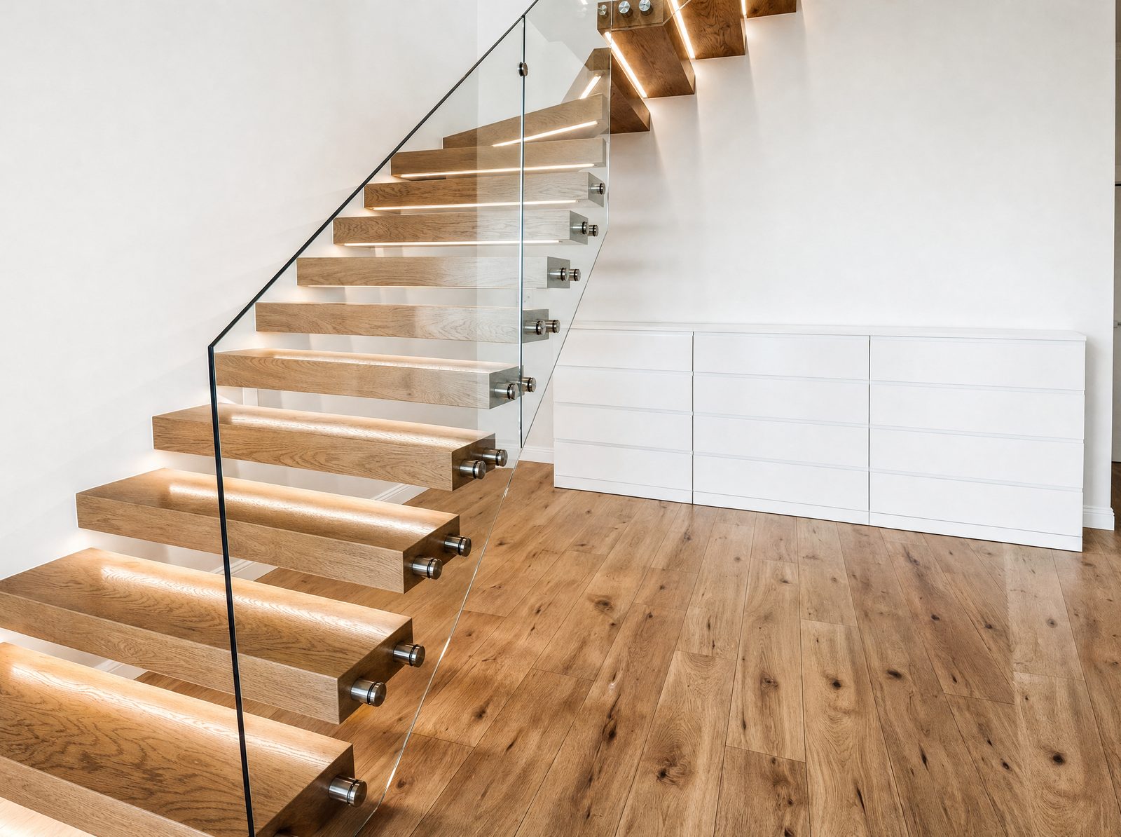 Escalier à marches suspendues en chêne, garde-corps en verre clair sur fixations inox